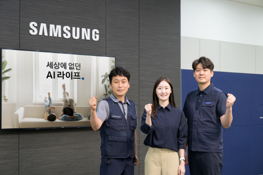 삼성전자서비스·삼성전자판매·삼성전자로지텍 직원들이 삼성스토어 대치점에서 여름 에어컨 성수기를 맞아 고객 편의성 향상을 위한 역량 강화를 다짐하고 있다. 삼성전자 제공